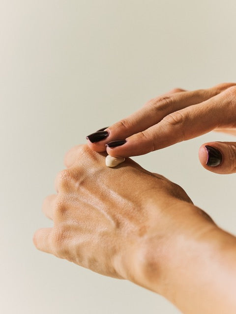 nkm Handcreme wird auf Handrücken aufgetragen