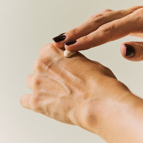 nkm Handcreme wird auf Handrücken aufgetragen