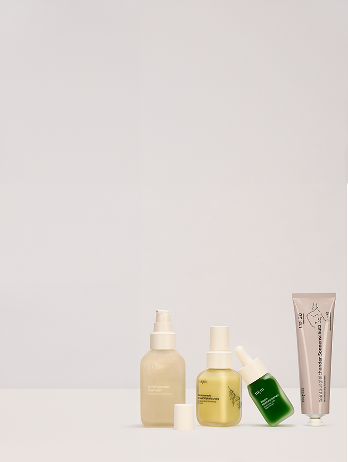 Erfrischender Reiniger, Erneuernde Feuchtigkeitscreme, Algen-Hyaluronserum und Teintausgleichender Sonnenschutz