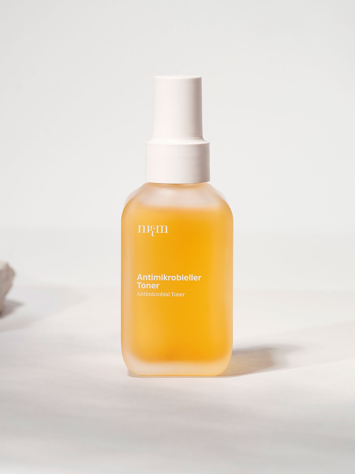 Der Antimikrobielle Krafttoner von nkm in der neuen Mehrwegflasche