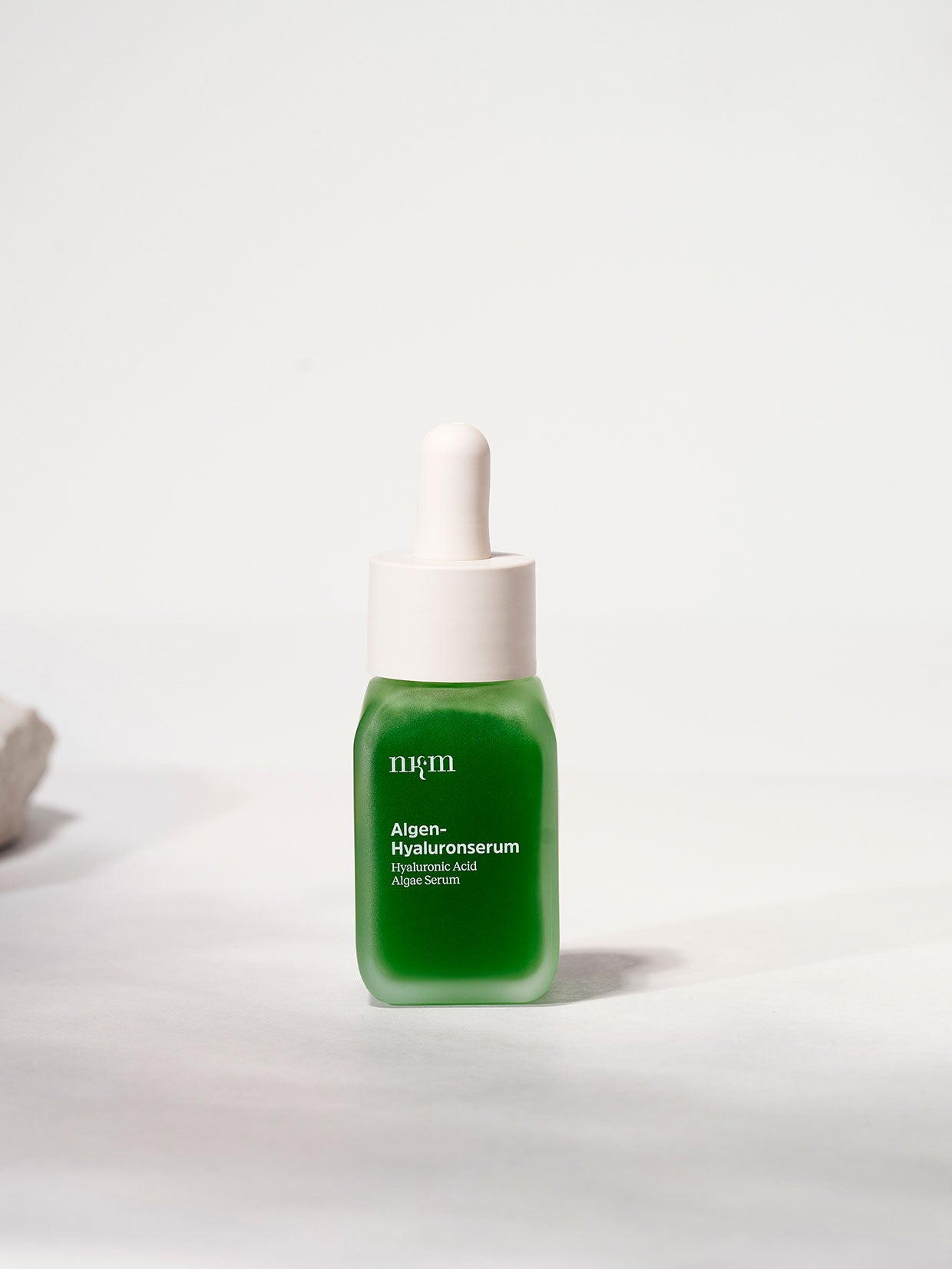 Das Algen-Hyaluronserum Duo der nkm Naturkosmetik München GmbH ist ein grünes Serumfläschchen mit weißem Tropfverschluss, das Seetang und Hyaluron für eine verbesserte Hautelastizität mischt.