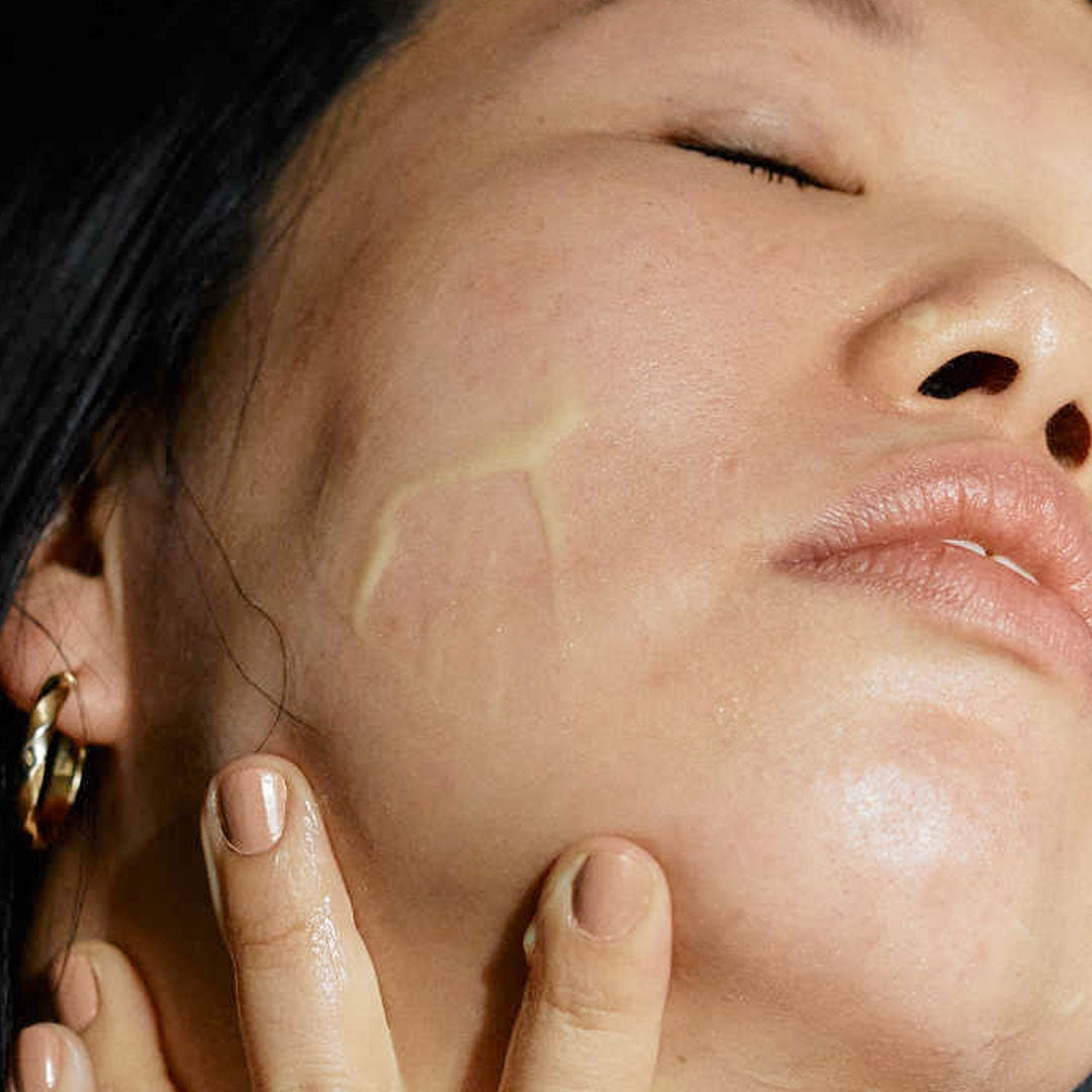 Fluid auf Gesicht aufgetragen