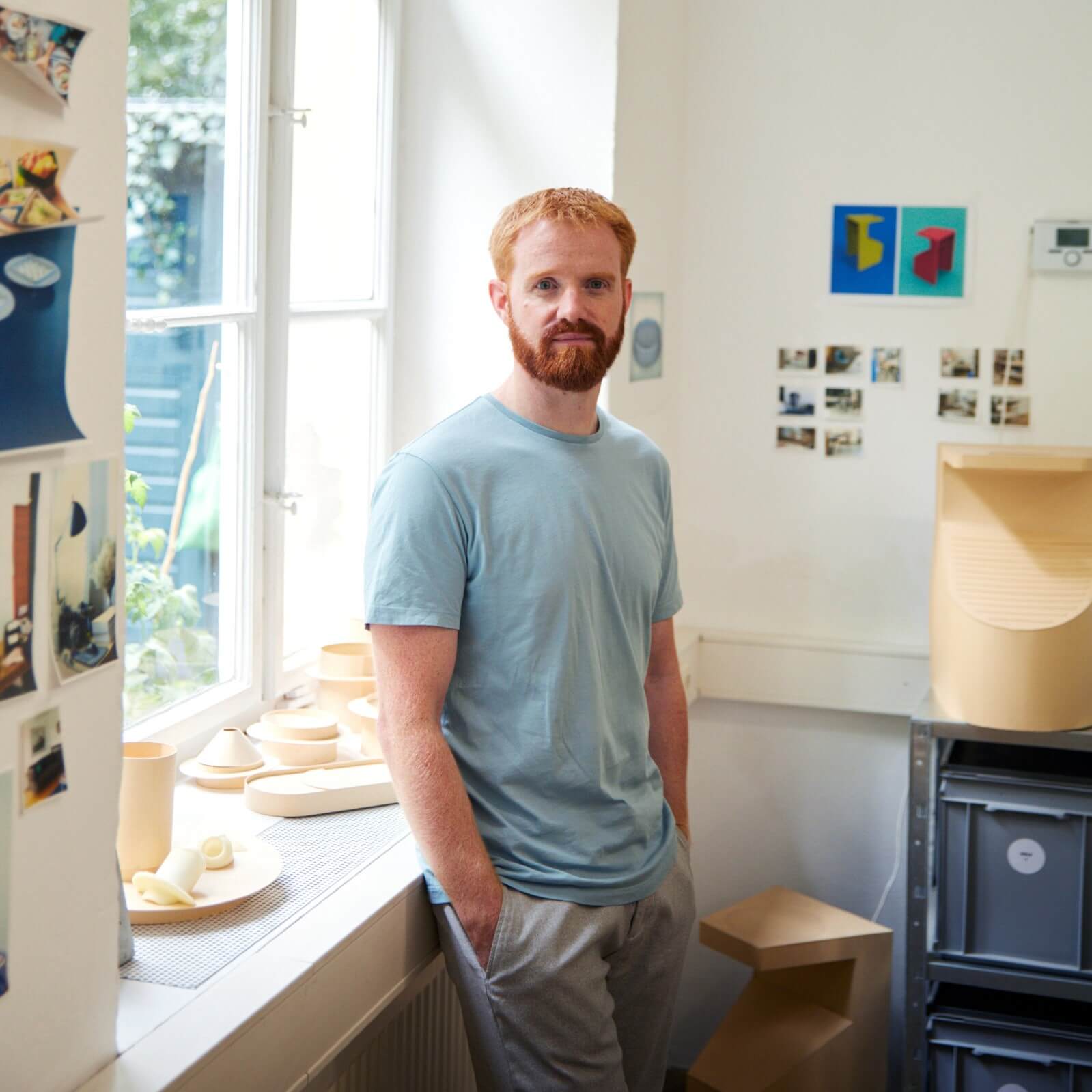 Mann mit blauem T-shirt