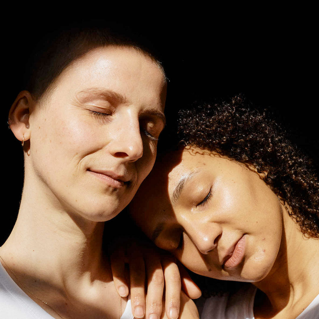 Zwei Frauen aneinander lehnend