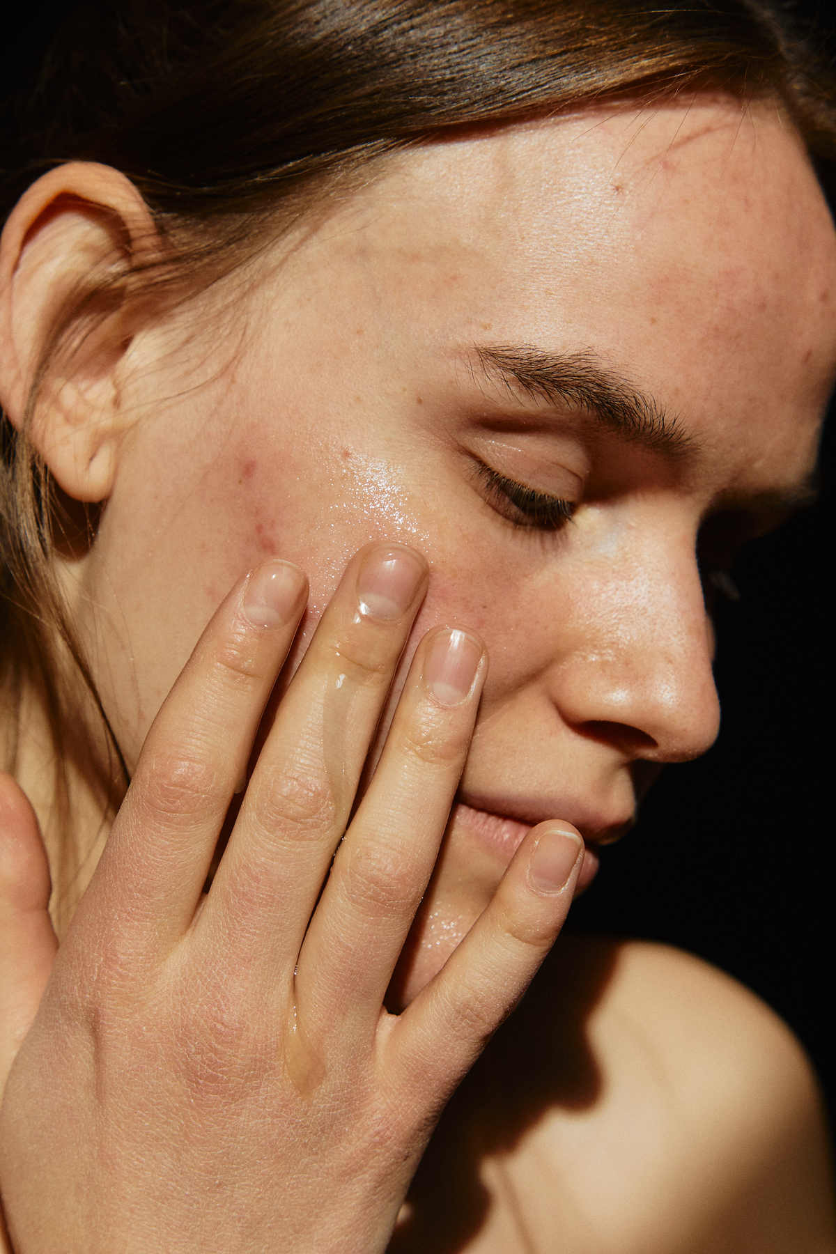 Frau mit Hand im Gesicht