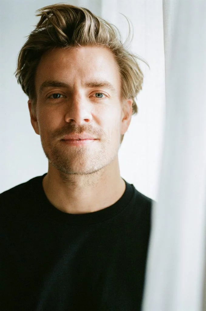 Mann mit blonden kurzen Haaren