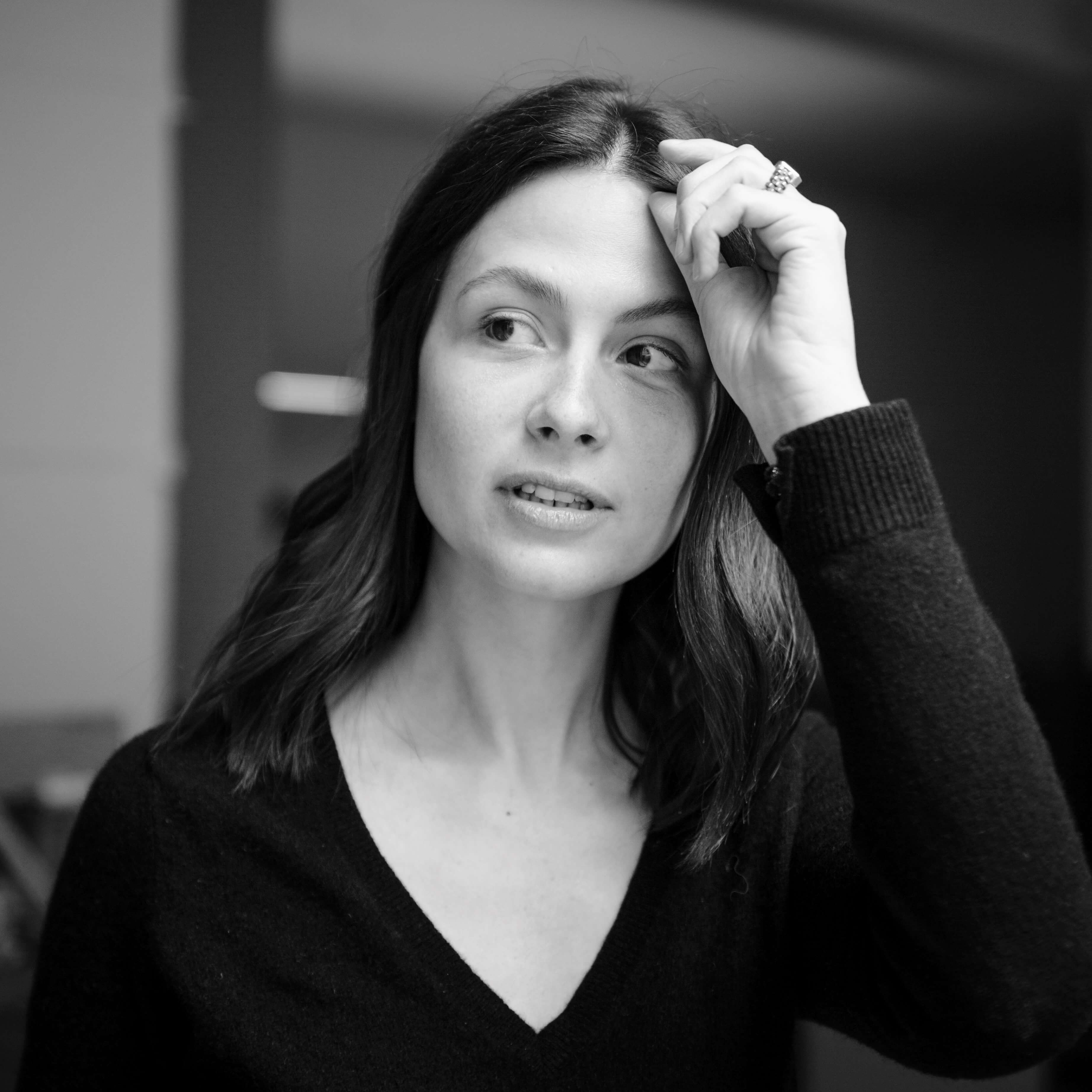 Frau mit dunklem langem Haar