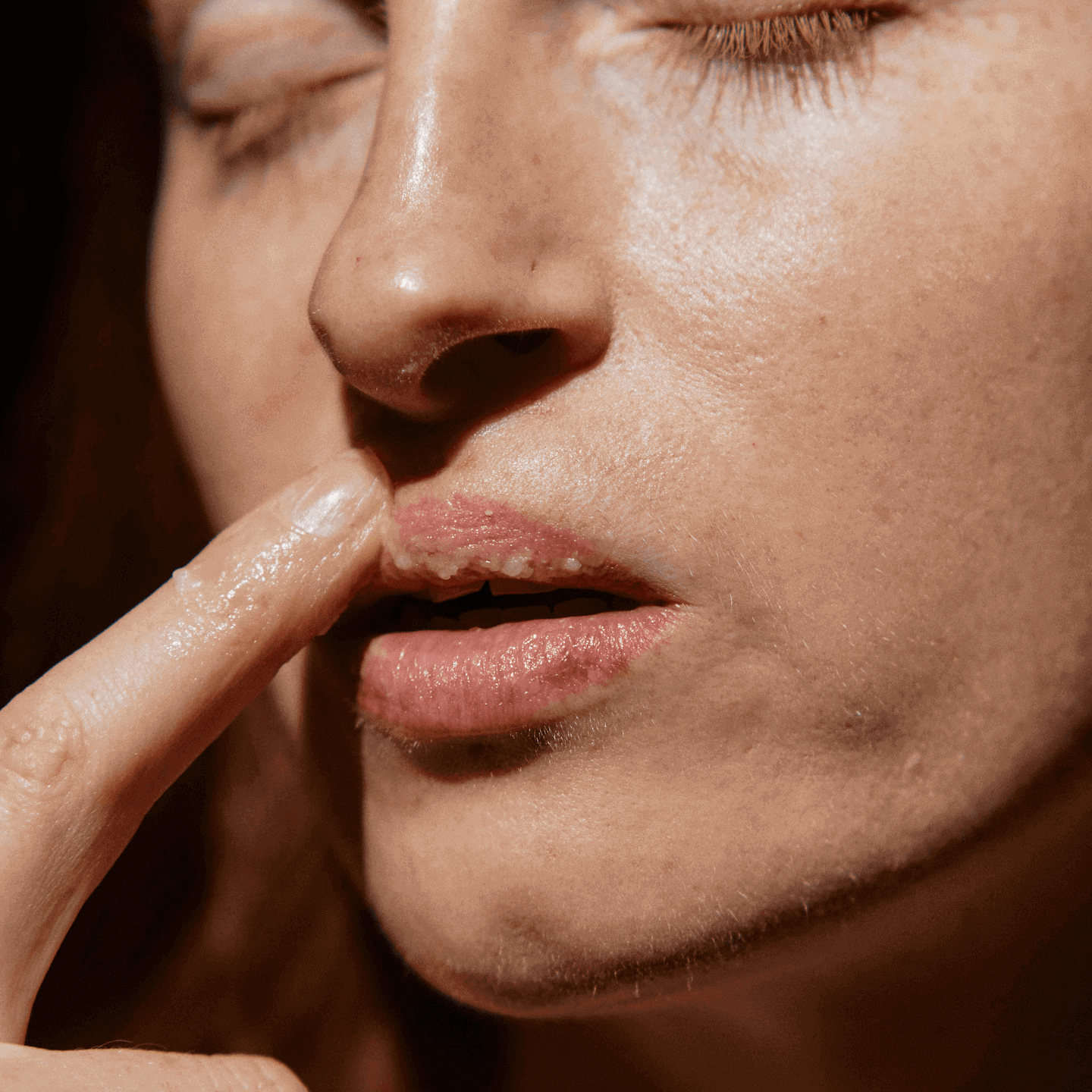 Frau trägt Lippenpflege auf