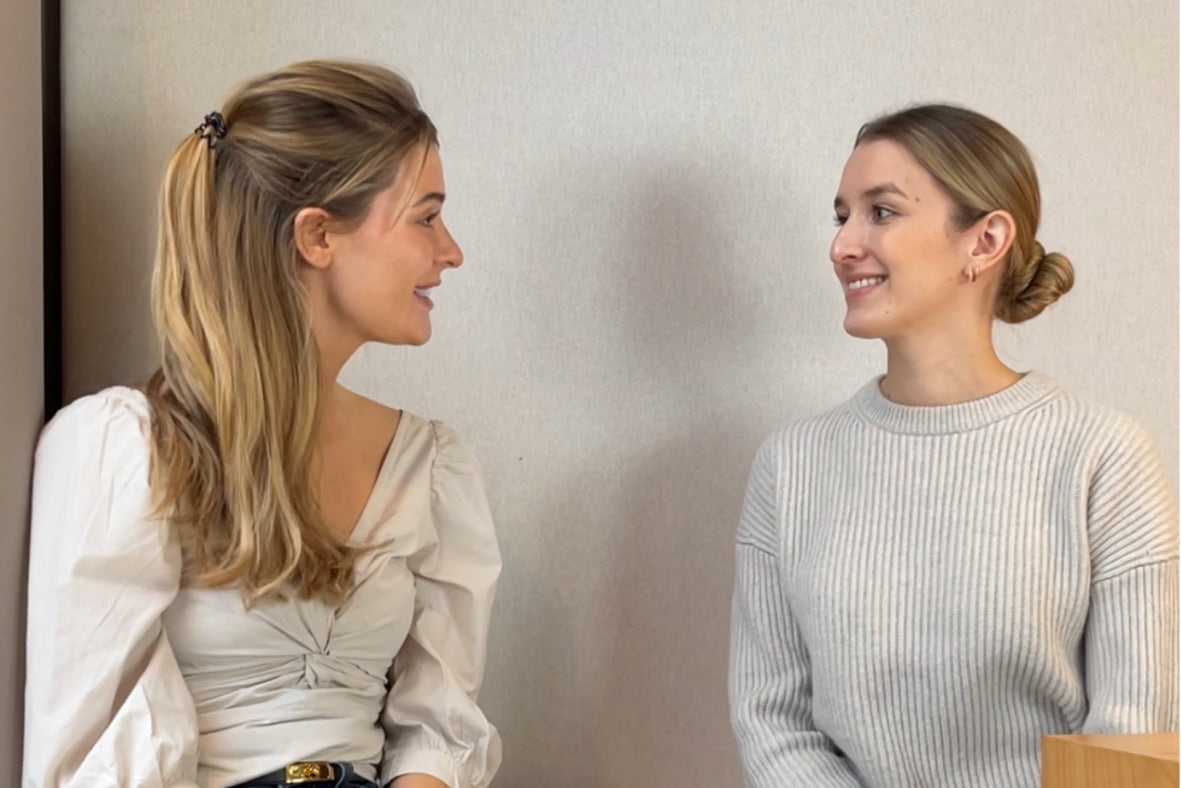 Zwei Frauen vor einem grauen Hintergrund