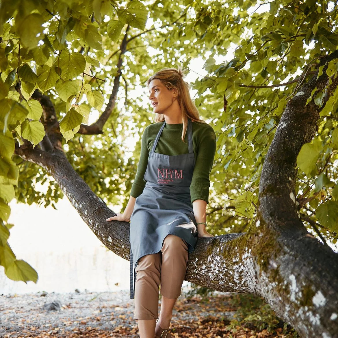 Mareike sitzt auf einem Baum