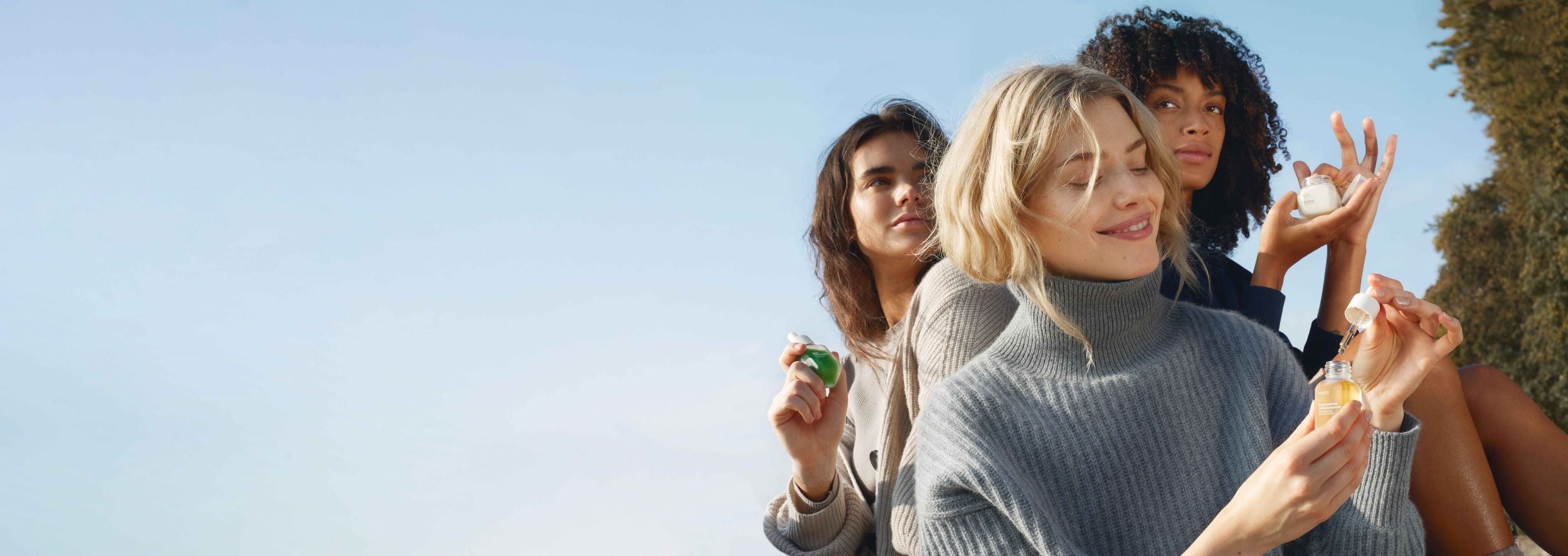 Drei Models mit nkm Produkten in der Hand