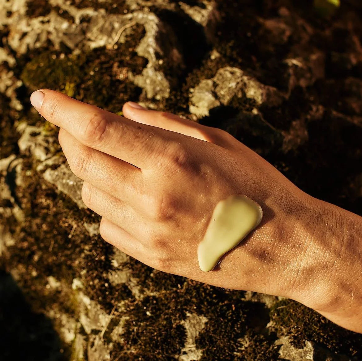 Erneuernde Feuchtigkeitscreme auf Handrücken aufgetragen