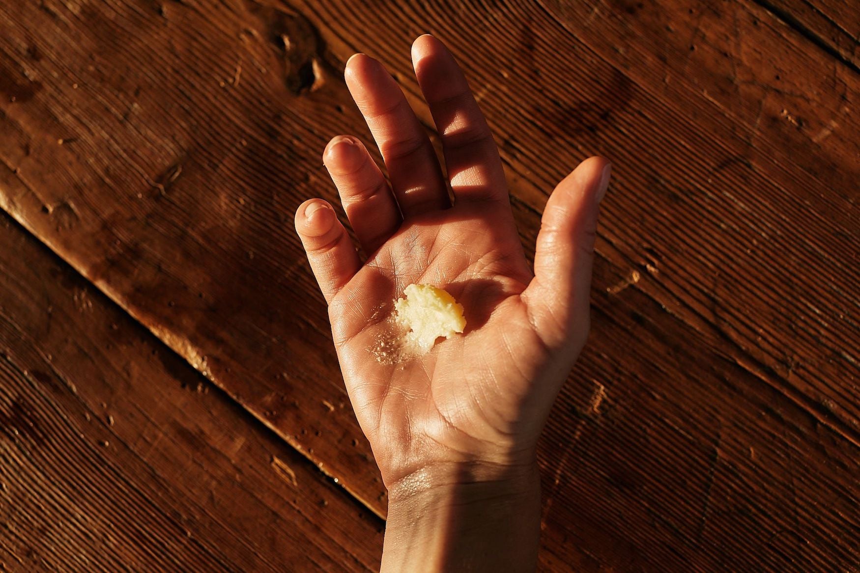 Hand mit Pflaumenbutter