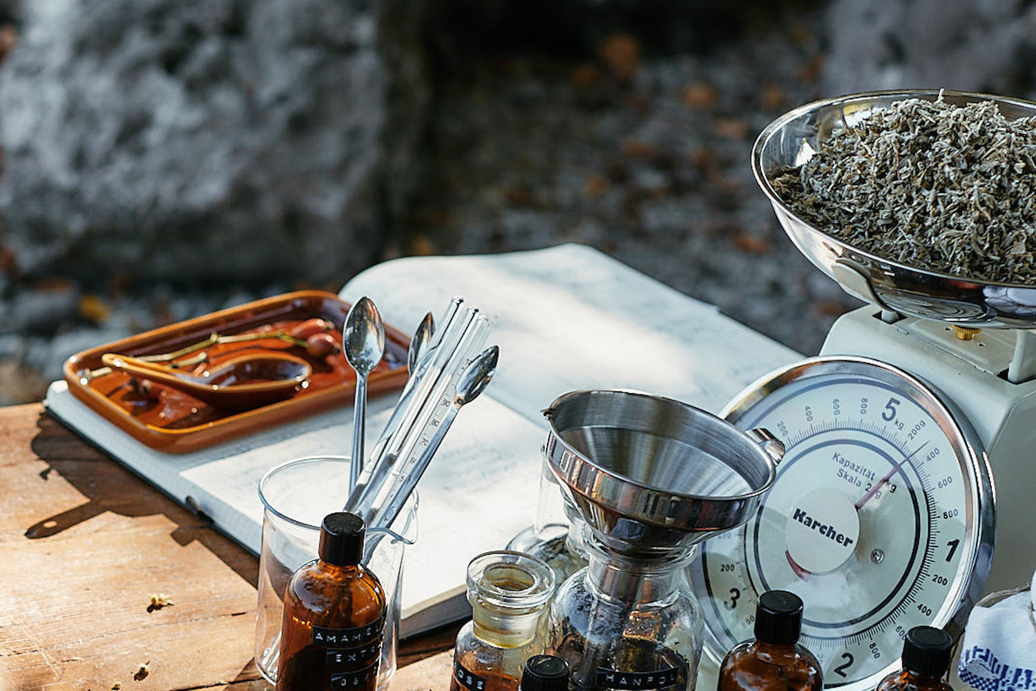 Rührstation mit Waage und Notizbuch