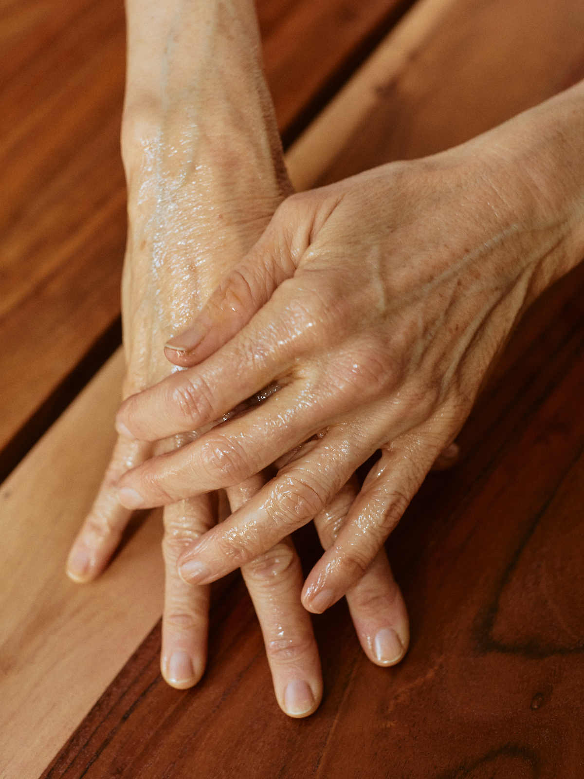 Hände mir reifer Haut