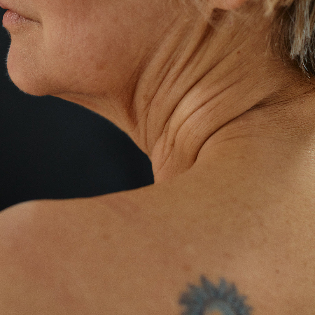 Hals eine Frau mit reifer Haut
