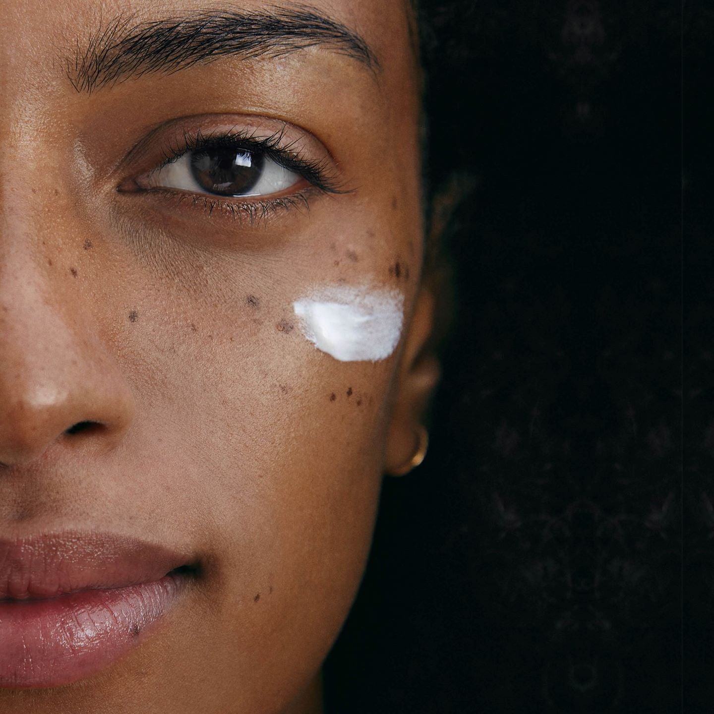 Sonnencreme auf Gesicht aufgetragen