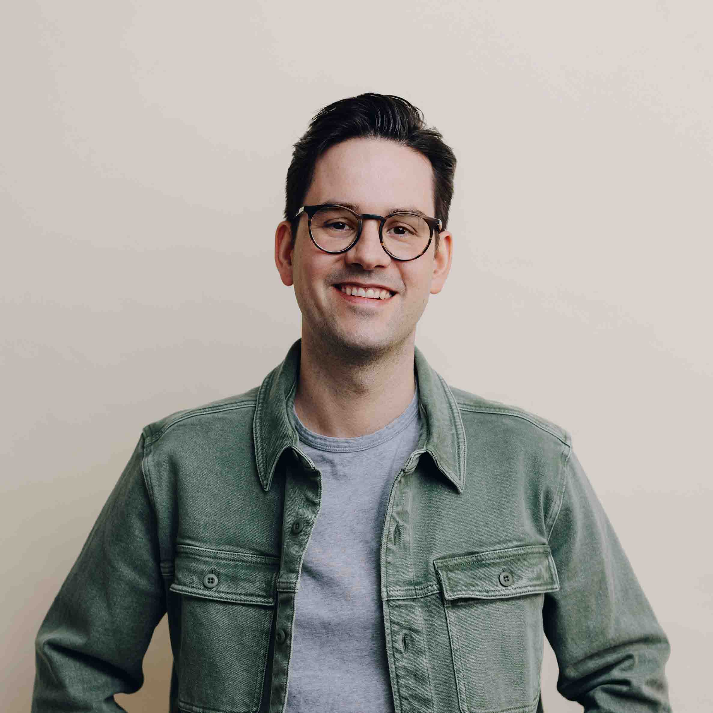 Ein Mann mit kurzem dunklem Haar und Brille