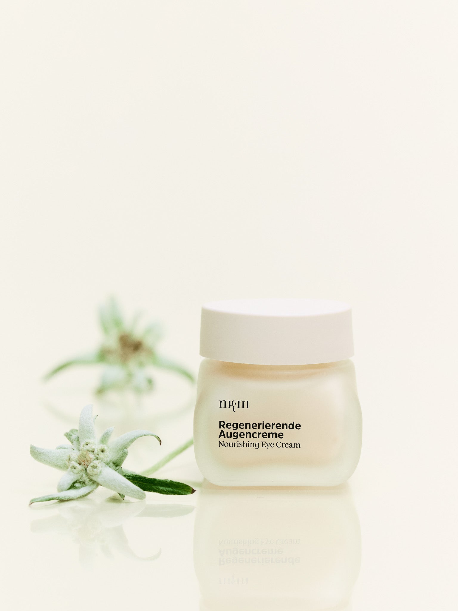 Regenerierende Augencreme vor Blüten