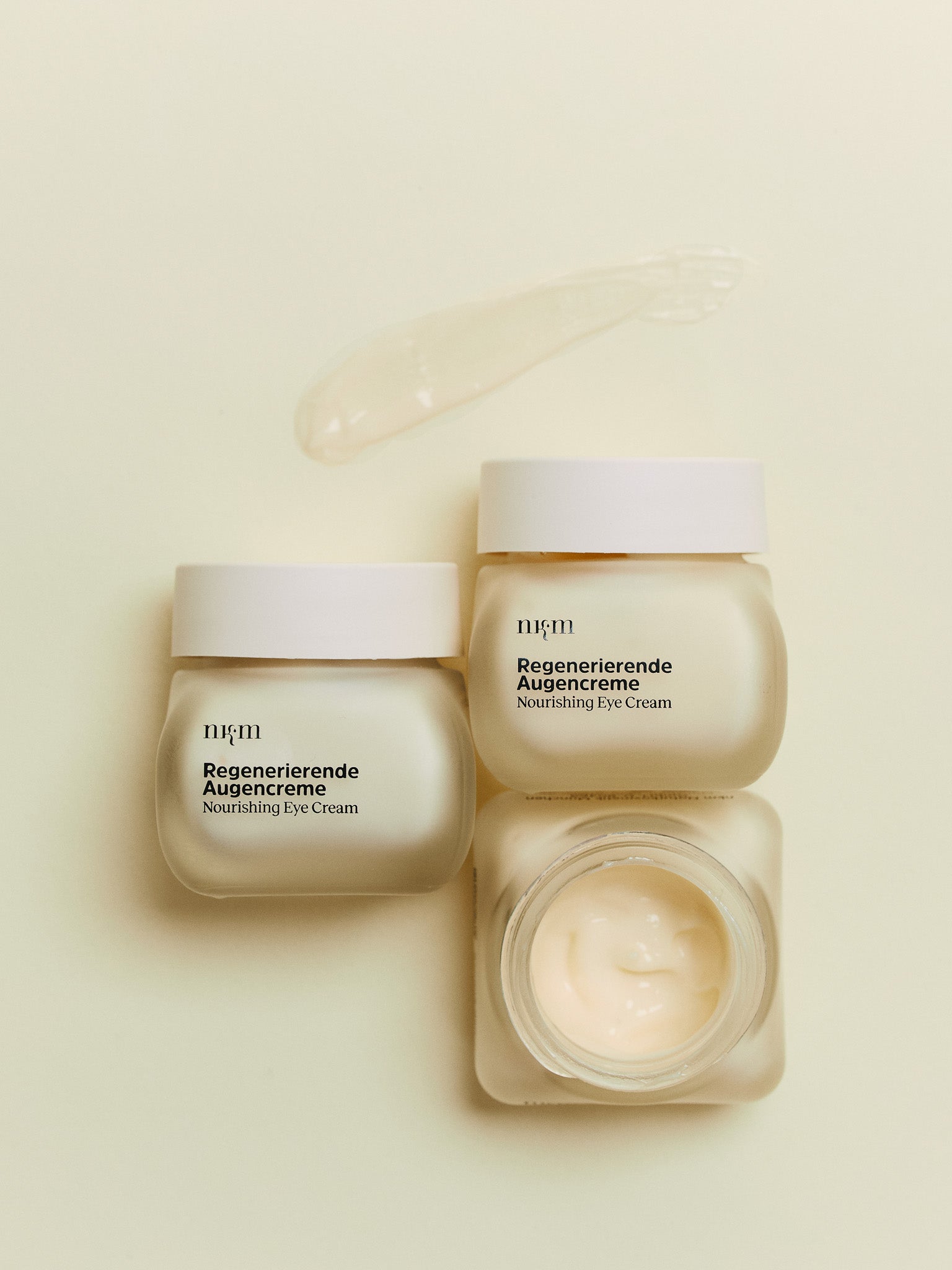 Drei Regenerierende Augencreme mit aufgetragenem Produkt oberhalb