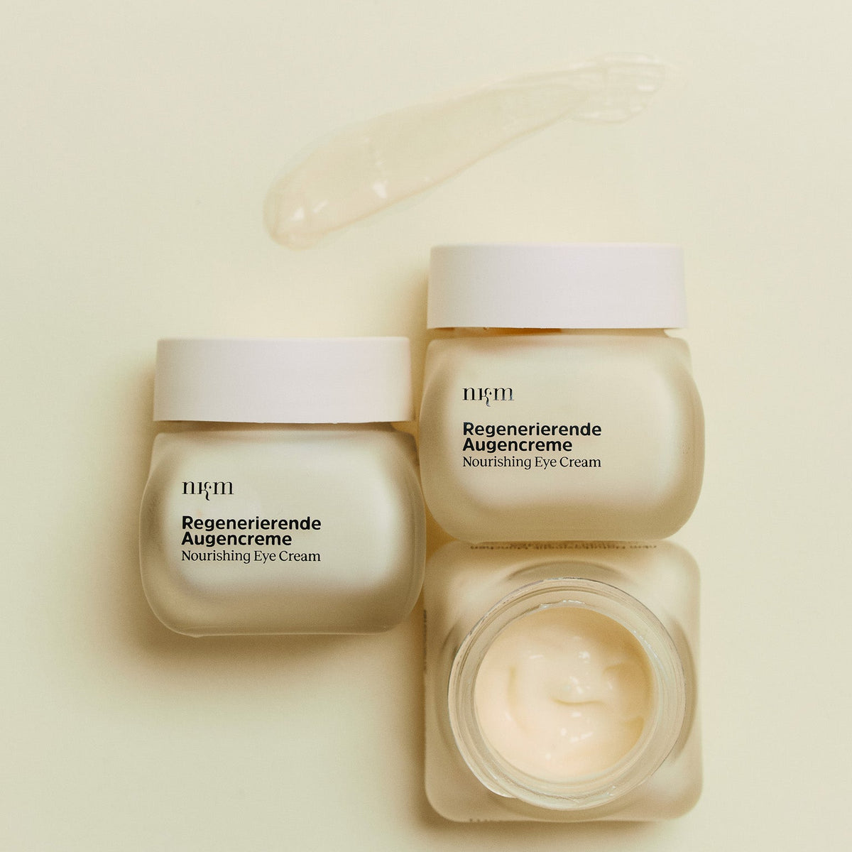 Drei Regenerierende Augencreme mit aufgetragenem Produkt oberhalb