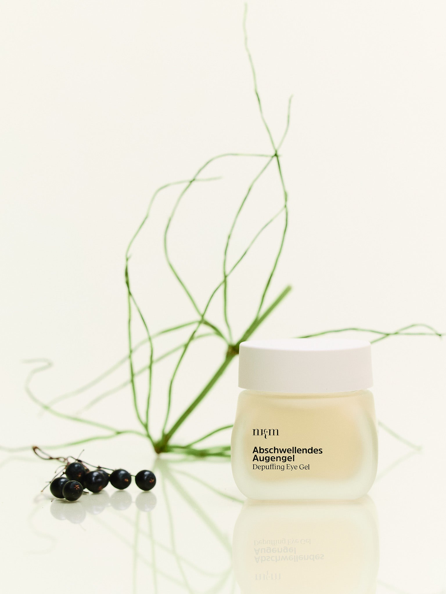 Abschwellendes Augengel vor Gras und Beeren