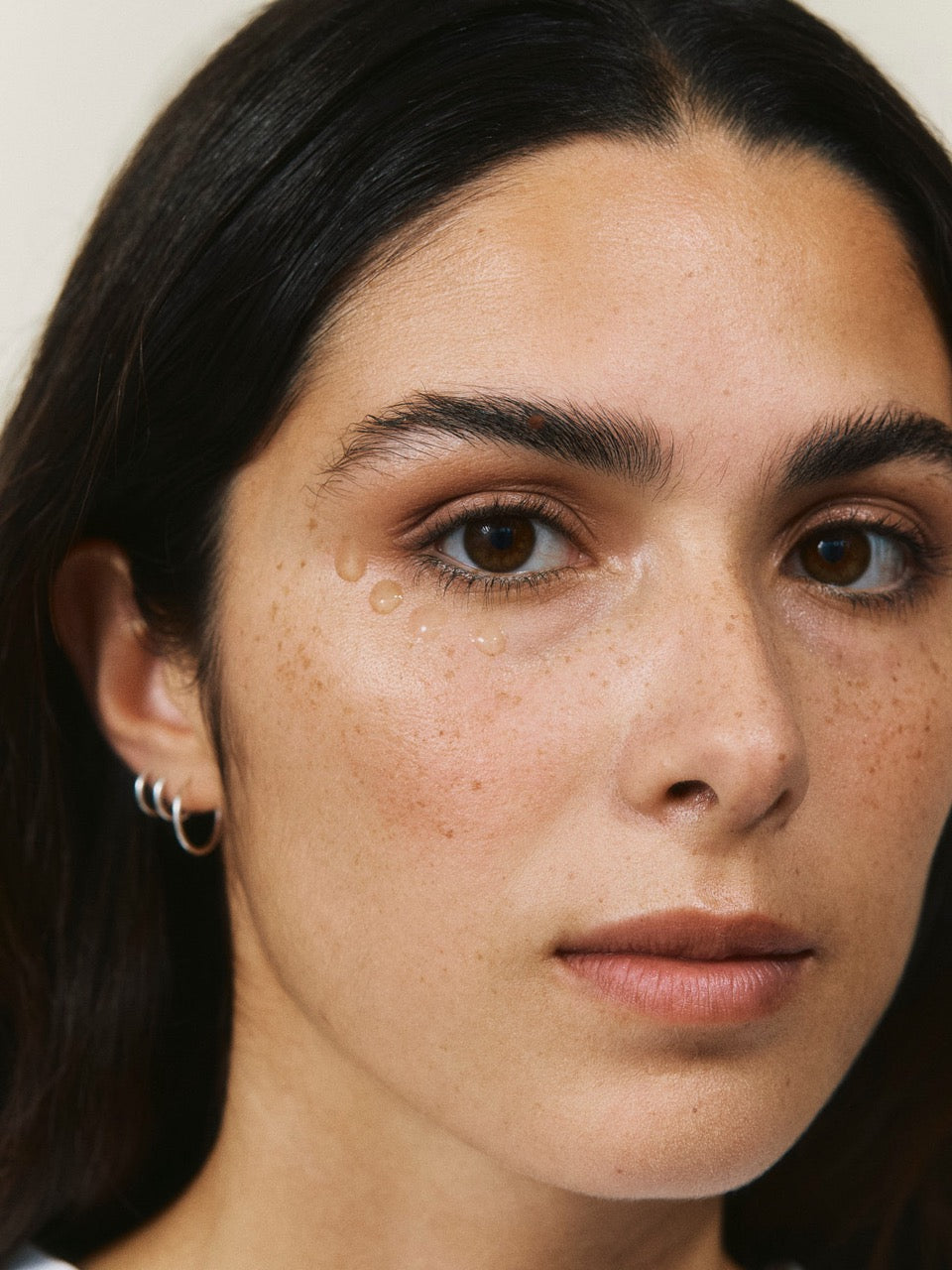 Model mit dem Augengel von nkm unter die Augen getupft