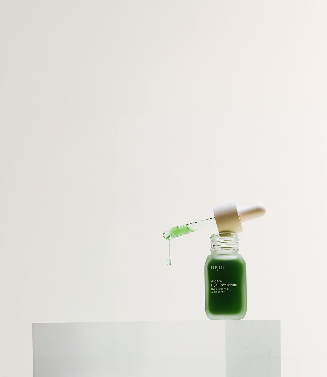 offenes Algen-Hyaluronserum mit Pipette
