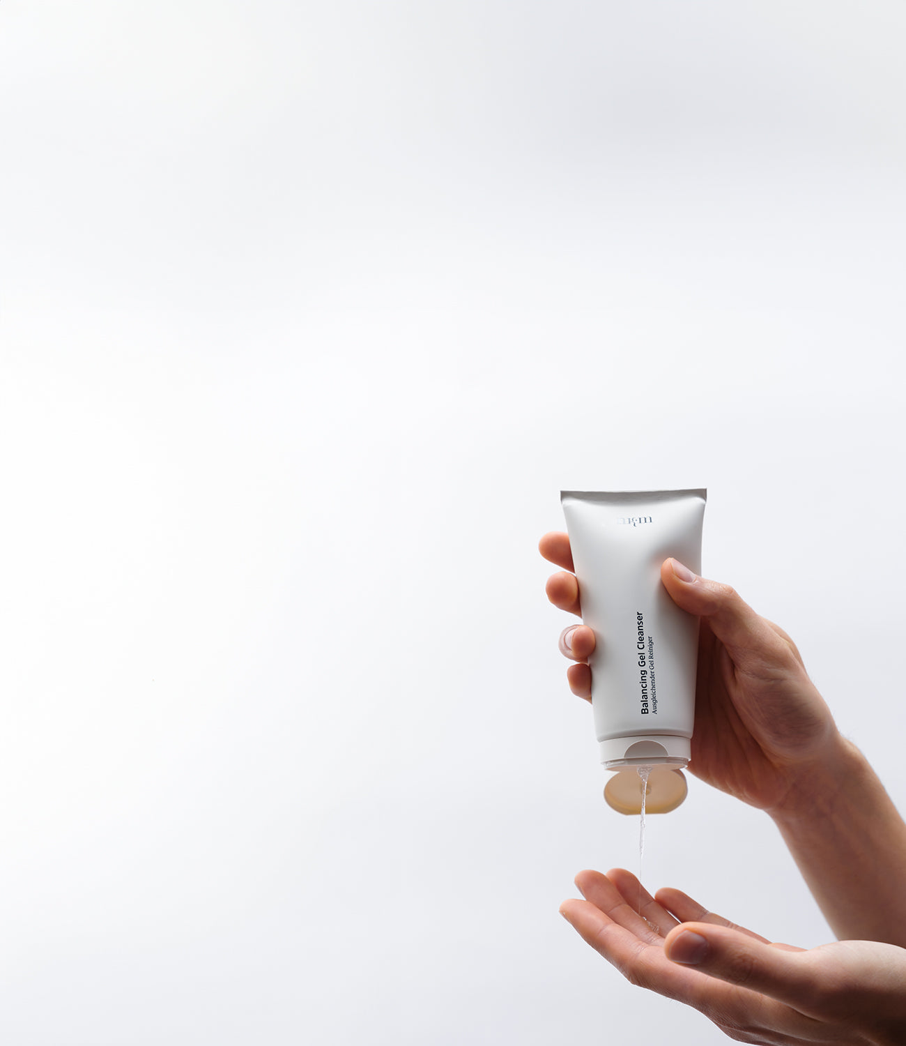 Hand drückt transparentes Gel aus dem Balancing Gel Cleanser von nkm