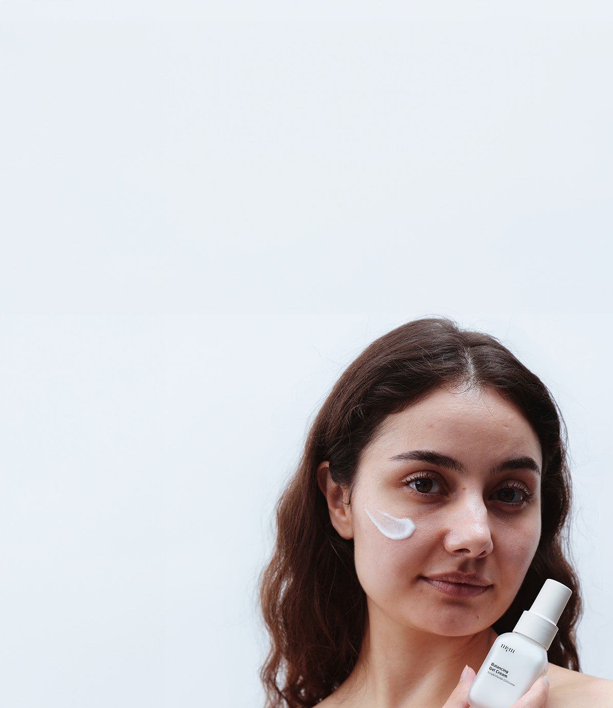 Eine Frau hält die Balancing Gel Cream von nkm