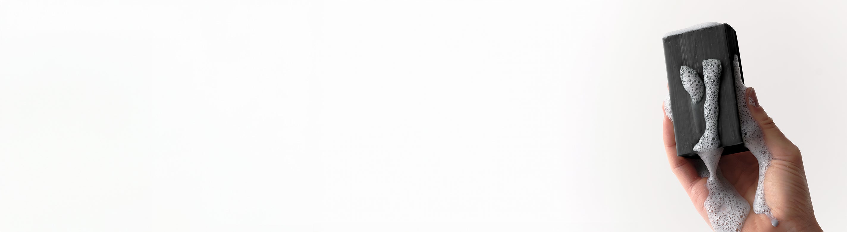 Hand Hält den Deep Cleansing Body Wash