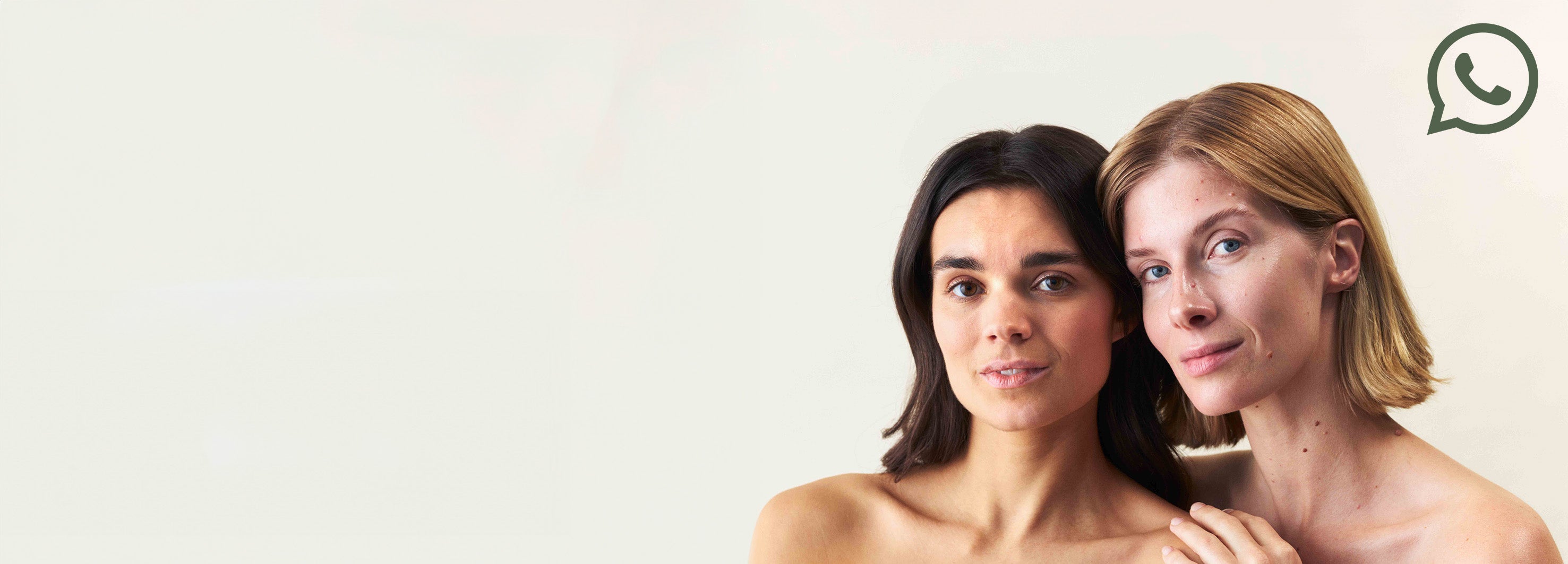 Zwei Frauen, die in die Kamera schauen und das WhatsApp Logo