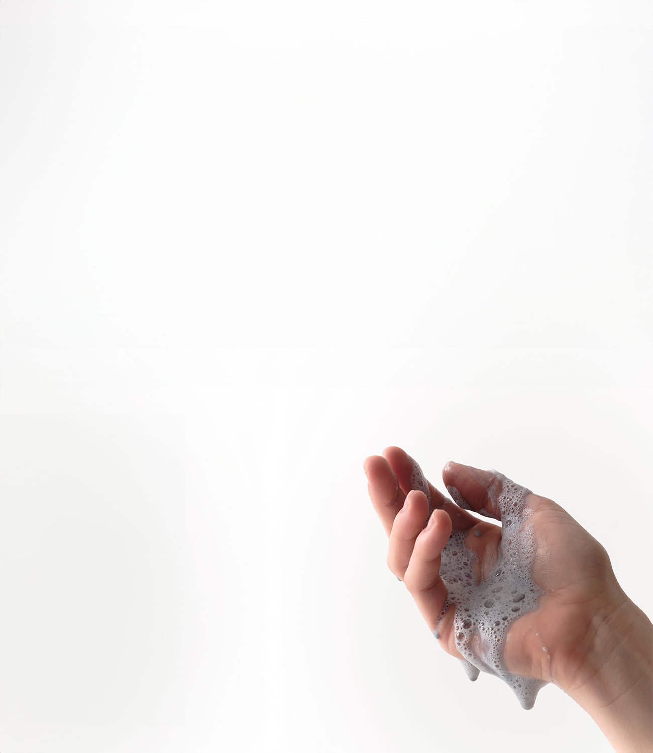 Grauer Schaum in einer geöffneten Hand