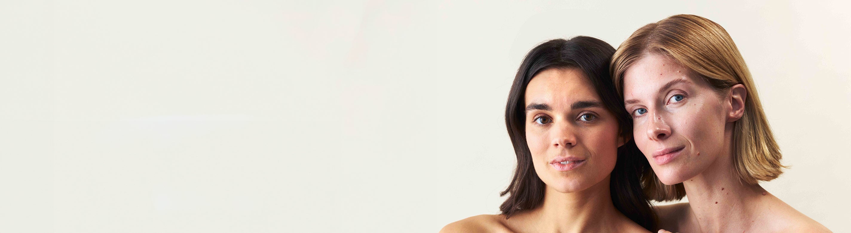 Frau mit dunklen Haaren und eine Frau mit blonden Haaren