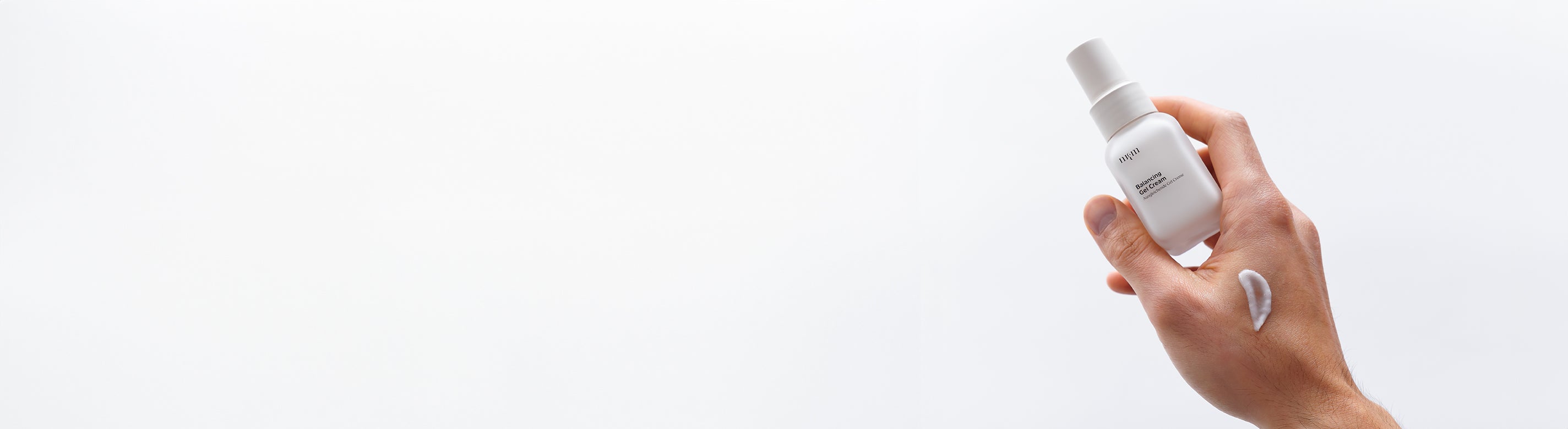 Hand hält die Balancing Gel Cream von nkm