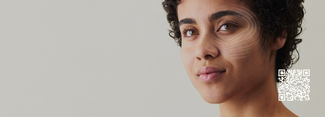 Frau mit dunklen lockigen Haaren und KI-Analyse Gitter auf der Haut und QR Code