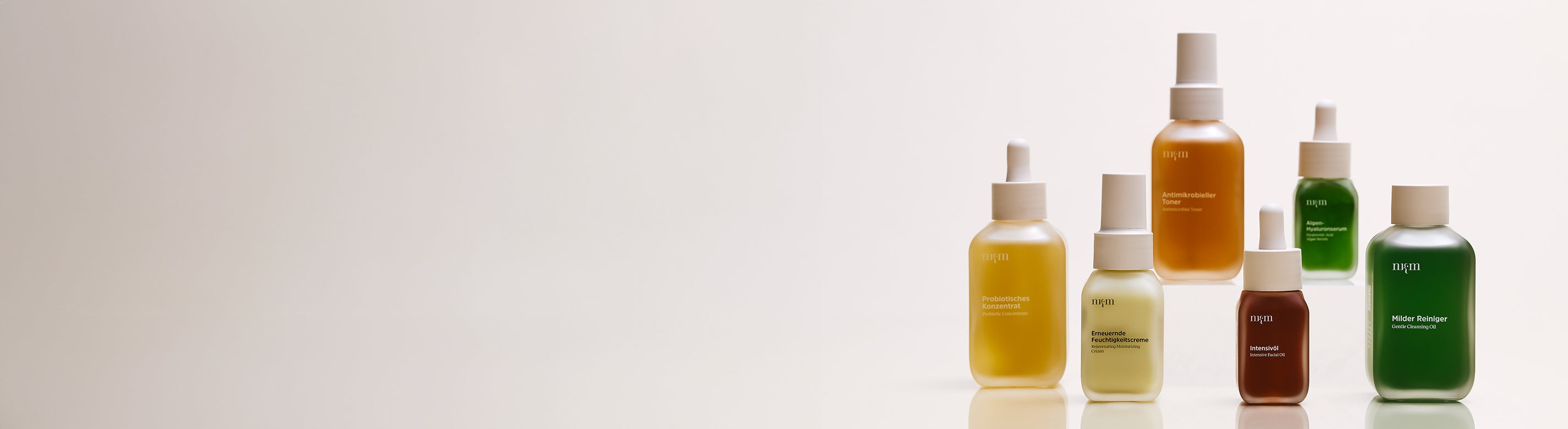 Probiotische Konzentrat, Erneuernde Feuchtigkeitscreme, Intensivöl. Milder Reiniger, Algen-Hyaluronserum und Antimikrobieller Toner von nkm