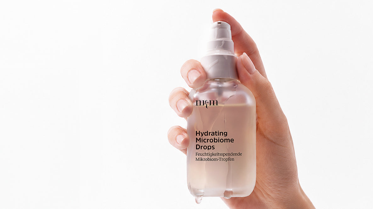 Hand hält die Hydrating Microbiome Drops von nkm