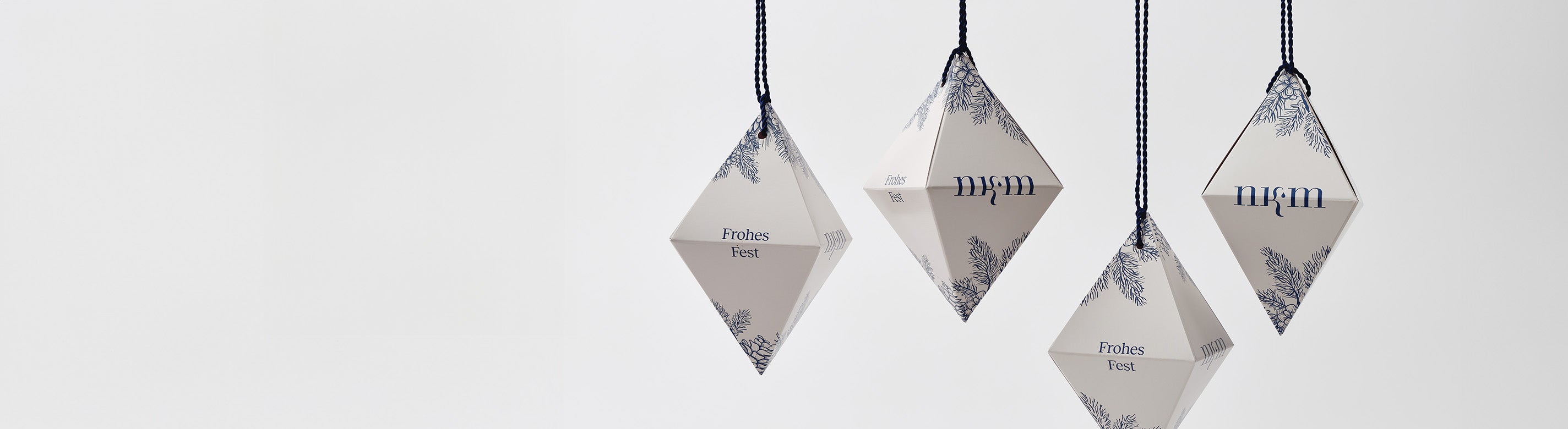 Vier, hängende weihnachtliche Ornamente von nkm