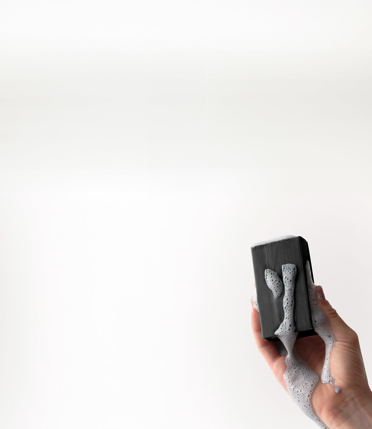 Hand hält den Deep Cleansing Body Wash