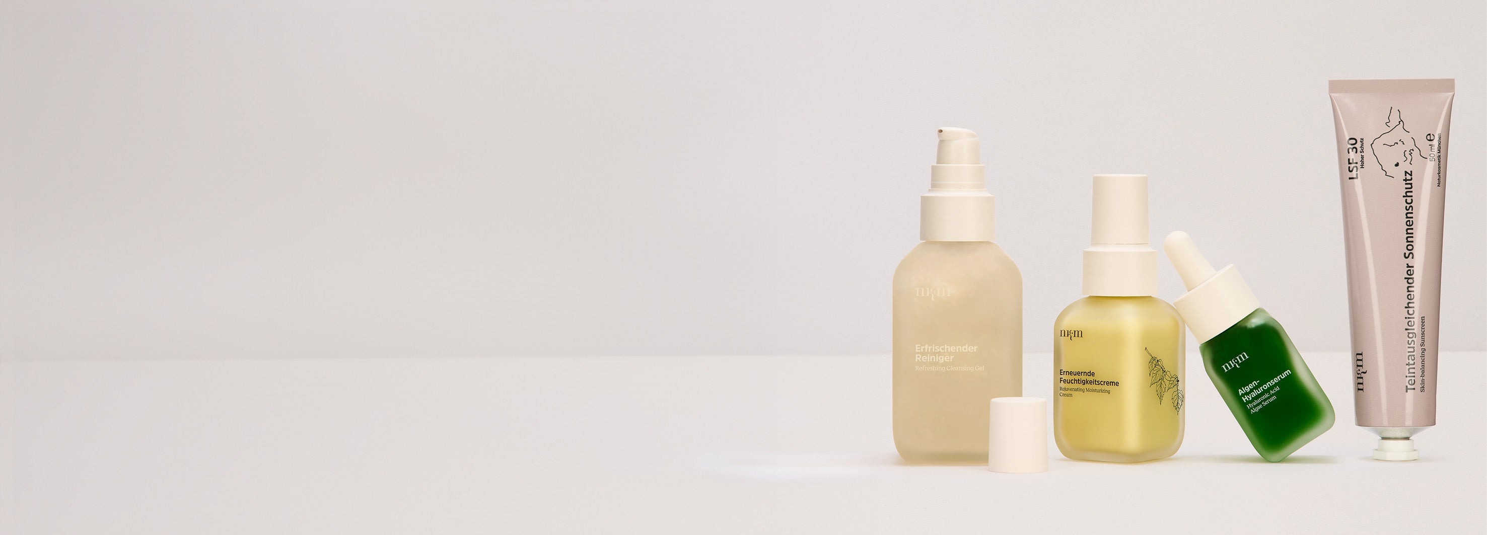 Erfrischender Reiniger, Erneuernde Feuchtigkeitscreme, Algen-Hyaluronserum und Teintausgleichender Sonnenschutz
