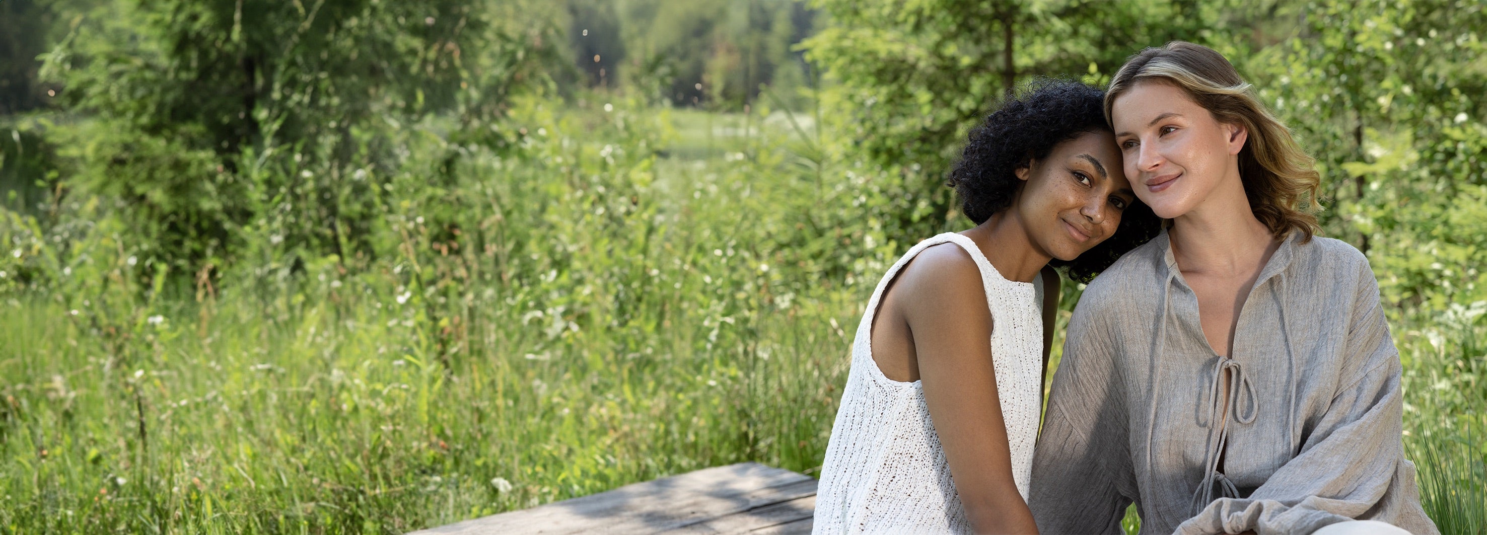 zwei Models in der Natur in beiger Kleidung