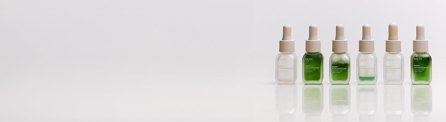 mehrere Flaschen Algen-Hyaluronserum