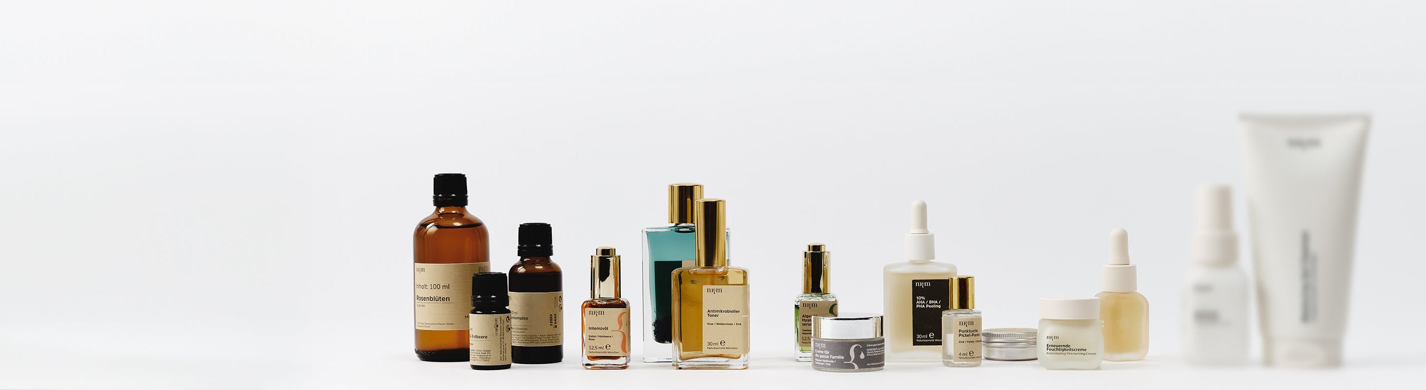 Mehrere Generationen von nkm Produkten aneinandergereiht; rechts zwei neue Produkte leicht verschwommen