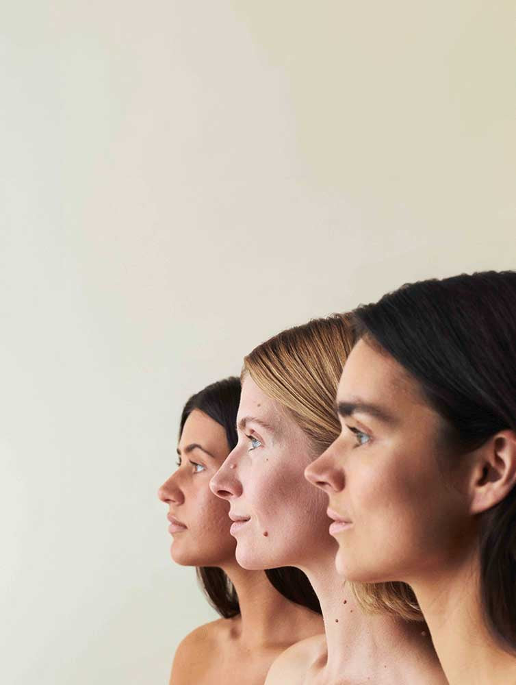 Drei Frauen, die nach links schauen und hintereinander stehen