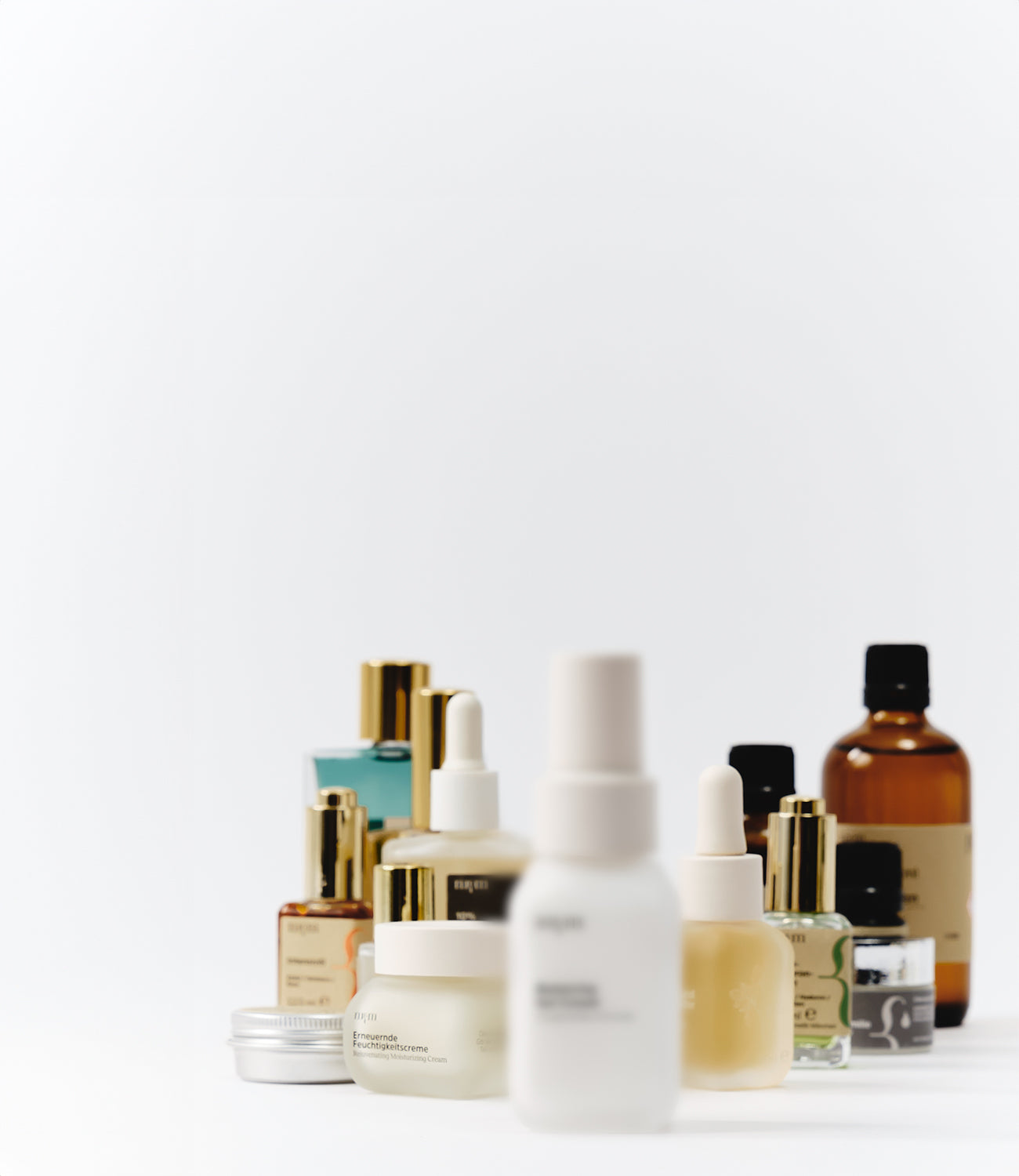 Im Hintergrund mehrere Generationen von nkm Produkten und im Vordergrund ein verschwommenes Produkt