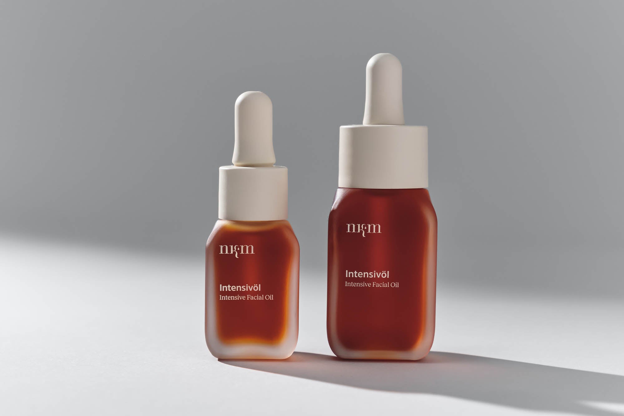 Das Intensivöl von nkm in Vollgröße und Reisegröße
