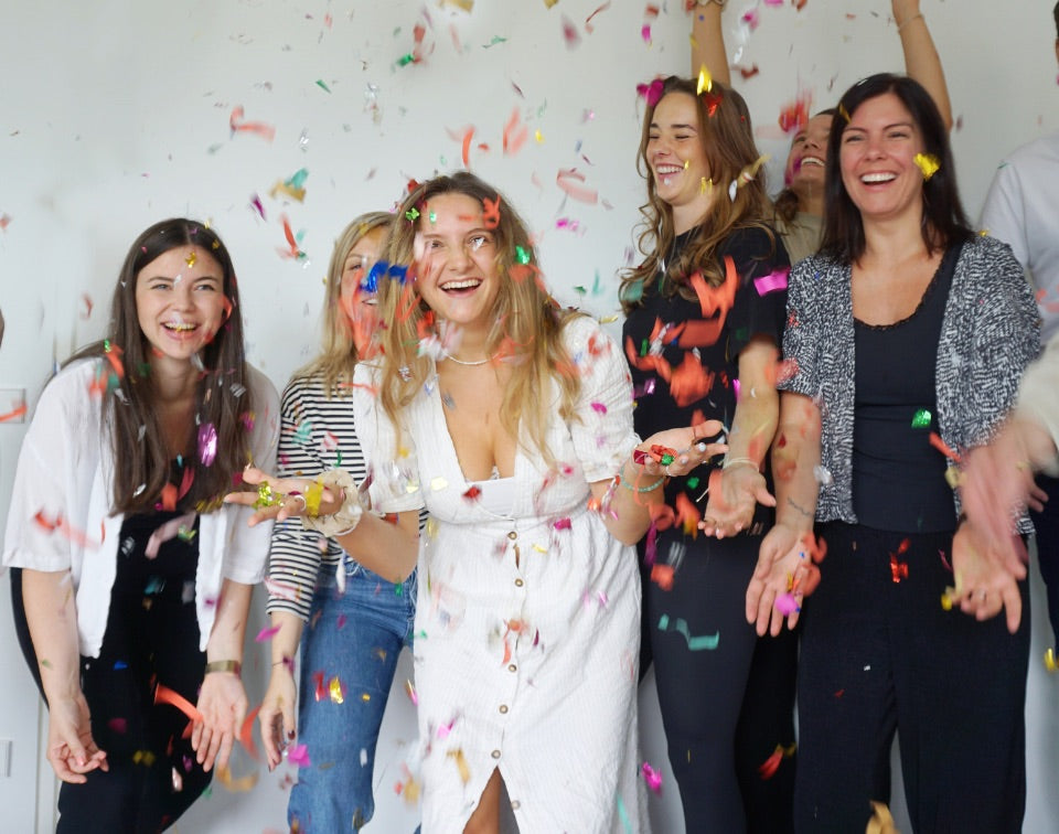 nkm Team mit Geburtstagskonfetti