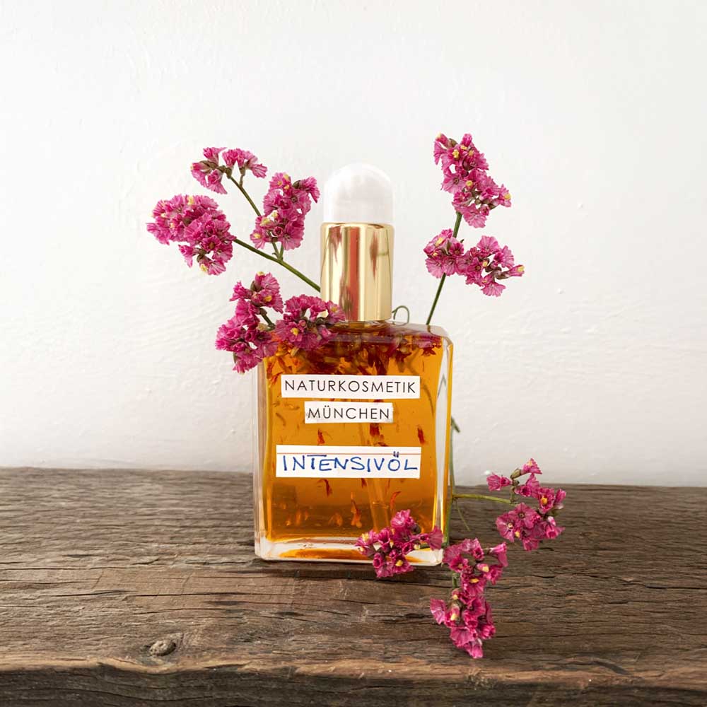 Die erste Produktverpackung von dem Intensivöl in einer Glasflasche