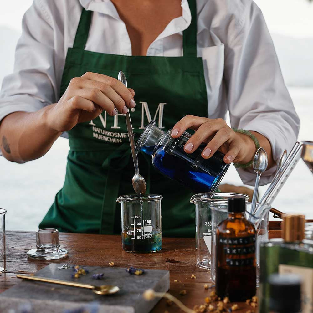 Eine Person, die verschiedene Inhaltsstoffe zusammenmischt